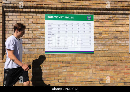 London UK. 22 juin 2018. Un conseil affiche le prix des billets pour les Championnats de tennis de Wimbledon 2018 qui commencent le 2 juillet Crédit : amer ghazzal/Alamy Live News Banque D'Images