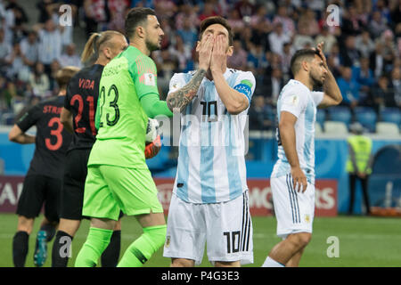 Moscou, Russie. 21 Juin, 2018. Nizhny Novgorod, Russia. 21 Juin, 2018. Lionel Messi (mi., ARG) détient les mains sur son visage après un objectif manqué l'ocha, frustré, frustré, frustratedet, déçu, se douchait, décapitation, déçu, triste, la moitié de la figure, la moitié de la figure, le geste, le geste, l'Argentine (ARG) - Croatie (CRO), premier tour, Groupe D, match 23, sur 21.06.2018 à Moscou ; Coupe du Monde de Football 2018 en Russie à partir de la 14.06. - 15.07.2018. Utilisation dans le monde entier | Credit : dpa/Alamy Live News Crédit : afp photo alliance/Alamy Live News Banque D'Images