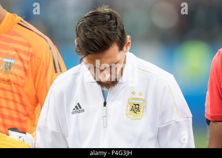 Nizhny Novgorod, Russia. 21 Juin, 2018. Lionel Messi (ARG) ressemble à la masse, s'occupe de ci-dessous, la présentation, l'Prsssentation, Line up, Lineup, Half-length portrait, l'Argentine (ARG) - Croatie (CRO) 0 : 3, premier tour, Groupe D, Match 23, sur 21.06.2018 à Moscou ; Coupe du Monde de Football 2018 en Russie à partir de la 14.06. - 15.07.2018. Utilisation dans le monde entier | Credit : dpa/Alamy Live News Crédit : afp photo alliance/Alamy Live News Banque D'Images