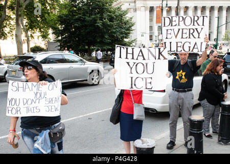 New York, USA . 21 Juin, 2018. Contre-manifestants contre le traitement inhumain des immigrés protestation organisée par T'ruah : l'appel pour les droits de l'homme rabbinique, les Juifs pour la justice raciale et économique [35] JFREJ et + d'autres organisations juives. Le rassemblement a eu lieu dans la région de Federal Plaza dans le lower Manhattan à New York City. Credit : SOPA/Alamy Images Limited Live News Banque D'Images