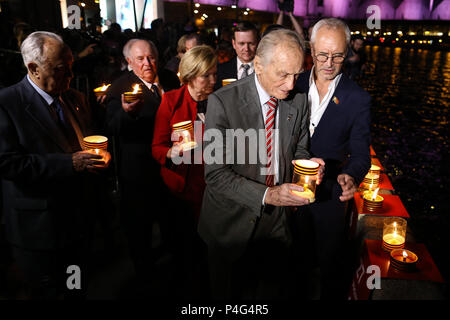 Moscou, Russie. 21 Juin, 2018. Les gens allument des bougies au cours de la cérémonie de commémoration de l'invasion de l'Allemagne nazie de l'Union soviétique en 1941 à Moscou, Russie, le 21 juin 2018. L'Allemagne nazie a lancé une offensive éclair contre l'Union soviétique le 22 juin 1941, marquant le début de l'Union Soviétique, Grande guerre patriotique, qui a vu près de 27 millions de soldats et civils tués de 1941 à 1945. Credit : Evgeny Sinitsyn/Xinhua/Alamy Live News Banque D'Images