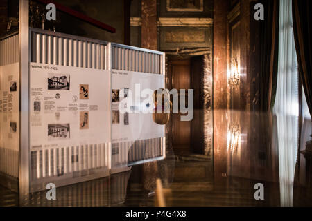 Buenos Aires, Argentine. 21 Juin, 2018. Un visiteur marche à travers l'exposition 'Die ganze Welt ein Bauhaus' ('Le monde entier un Bauhaus'). L'exposition itinérante sur l'anniversaire de la fondation du Bauhaus" célèbre son première mondiale à Buenos Aires et il est prévu de visiter la ville de Mexico et Karlsruhe. Credit : Nicolás Villalobos Slepoy/dpa/Alamy Live News Banque D'Images