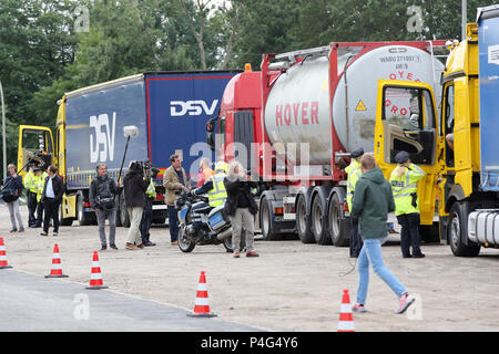 Hambourg, Allemagne . 21 Juin, 2018. 21.06.2018, Hambourg : contrôle de police sur l'Heiligengeistfeld plusieurs chauffeurs de camion sur la célébration de l'interdiction de conduire diesel. Les camions avaient déjà été menées avec escorte de police de Stresemannstrasse à Heiligengeistfeld. La police de Hambourg effectuée aujourd'hui la première conduite diesel grand contrôle. Pour les voitures diesel et les camions il y a maintenant une interdiction de circuler sur presque 600 mètres du Max-Brauer-Allee, pour les camions diesel aussi sur 1,6 kilomètres de Stresemannstrasse. A partir de maintenant, il devrait également être à l'amende avec des amendes. Photo : Bodo Marks/dpa | w Banque D'Images