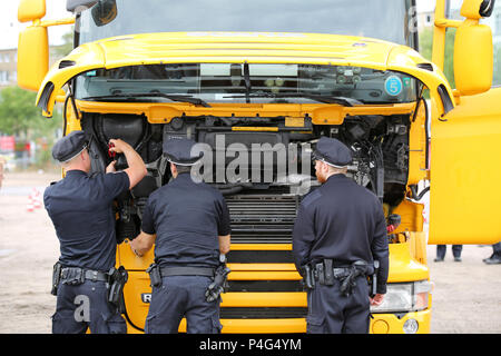 Hambourg, Allemagne . 21 Juin, 2018. 21.06.2018, Hambourg : policiers contrôler sur l'Heiligengeistfeld un conducteur de camion sur la célébration de l'interdiction de conduire diesel. Le camion avait déjà été menée avec escorte de police de Stresemannstrasse à Heiligengeistfeld. La police de Hambourg effectuée aujourd'hui la première conduite diesel grand contrôle. Pour les voitures diesel et les camions il y a maintenant une interdiction de circuler sur presque 600 mètres du Max-Brauer-Allee, pour les camions diesel aussi sur 1,6 kilomètres de Stresemannstrasse. A partir de maintenant, il devrait également être à l'amende avec des amendes. Photo : Bodo Marks/dpa | worldw Banque D'Images