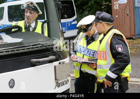 Hambourg, Allemagne . 21 Juin, 2018. 21.06.2018, Hambourg : policiers inspecter un chauffeur de camion en Strasse Ploner pour le respect de l'interdiction de conduire diesel. Le camion avait déjà été réalisé par une escorte de police de Stresemannstrasse Ploner à Strasse. La police de Hambourg effectuée aujourd'hui la première conduite diesel grand contrôle. Pour les voitures diesel et les camions il y a maintenant une interdiction de circuler sur presque 600 mètres du Max-Brauer-Allee, pour les camions diesel aussi sur 1,6 kilomètres de Stresemannstrasse. A partir de maintenant, il devrait également être à l'amende avec des amendes. Photo : Bodo Marks/dpa | conditions Crédit : dans le monde entier Banque D'Images