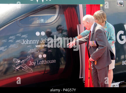 Bristol, Royaume-Uni. 22 juin 2018. Johnny Johnson, qui est de 97 a eu un train nommé d'après lui à la gare Temple Meads de Bristol.également honoré de pilote de guerre est joie Lofthouse, Mme Lofthouses fille Lyn Hartman a assisté. M. Johnson a été le lance-bombes à Lancaster t-Tommy qui ont bombardé la Sorpe. Après la guerre, il a séjourné dans la RAF et a pris sa retraite en tant que chef d'Escadron. ©JMF News/Alamy Live News Banque D'Images