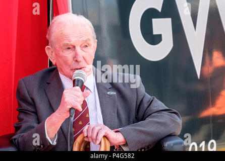 Bristol, Royaume-Uni. 22 juin 2018. Johnny Johnson, qui est de 97 a eu un train nommé d'après lui à la gare Temple Meads de Bristol.également honoré de pilote de guerre est joie Lofthouse, Mme Lofthouses fille Lyn Hartman a assisté. M. Johnson a été le lance-bombes à Lancaster t-Tommy qui ont bombardé la Sorpe. Après la guerre, il a séjourné dans la RAF et a pris sa retraite en tant que chef d'Escadron. M. Johnson espère le train irait à temps. ©JMF News/Alamy Live News Banque D'Images