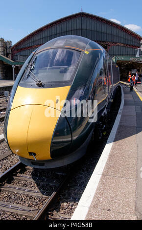 Bristol, Royaume-Uni. 22 juin 2018. Johnny Johnson, qui est de 97 a eu un train nommé d'après lui à la gare Temple Meads de Bristol.également honoré de pilote de guerre est joie Lofthouse, Mme Lofthouses fille Lyn Hartman a assisté. M. Johnson a été le lance-bombes à Lancaster t-Tommy qui ont bombardé la Sorpe. Après la guerre, il a séjourné dans la RAF et a pris sa retraite en tant que chef d'Escadron. ©JMF News/Alamy Live News Banque D'Images