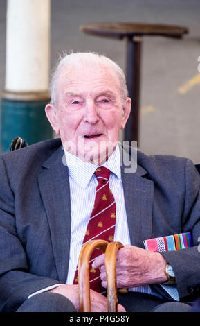 Bristol, Royaume-Uni. 22 juin 2018. Johnny Johnson, qui est de 97 a eu un train nommé d'après lui à la gare Temple Meads de Bristol.également honoré de pilote de guerre est joie Lofthouse, Mme Lofthouses fille Lyn Hartman a assisté. M. Johnson a été le lance-bombes à Lancaster t-Tommy qui ont bombardé la Sorpe. Après la guerre, il a séjourné dans la RAF et a pris sa retraite en tant que chef d'Escadron. ©JMF News/Alamy Live News Banque D'Images