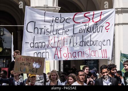 Munich, Bavière, Allemagne. 22 Juin, 2018. 200 étudiants de l'université de Munich, célèbre scène LMU une grève ce vendredi en signe de solidarité avec les étudiants de Berufsschule B11 à Nuremberg qui se sont regroupés spontanément en mai 2017 pour bloquer l'arrestation et l'expulsion illégale d'une camarade de classe. Les étudiants ont exigé l'état allemand reconnaissent le droit de l'apprentissage pour tous et changer la politique d'asile pour permettre l'éducation pour les réfugiés. Credit : Sachelle Babbar/ZUMA/Alamy Fil Live News Banque D'Images