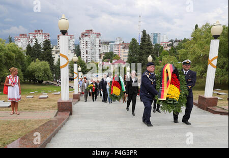 Sochi, Russie. 22 Juin, 2018. Football, Coupe du Monde : Reinhard Grindel (centre gauche), Fédération allemande de football (DFB) président, Ekaterina Fedyshina (couverte), secrétaire général adjoint de la Fédération de football, et d'autres représentants et invités portant gerbes au Monument 'Memorial complexe à la station'. Le 22 juin est observé en Russie chaque année comme la "journée du souvenir et du deuil". La Wehrmacht allemande a lancé son attaque contre l'Union soviétique le 22 juin 1941. Crédit : Christian Charisius/dpa/Alamy Live News Banque D'Images