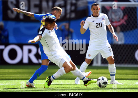 Saint Petersburg, Russie. 22 Juin, 2018. Soccer : étape préliminaire, groupe E, 2e journée : Brésil contre le Costa Rica dans le stade de Saint-Pétersbourg : Neymar du Brésil (en arrière à gauche) et le Costa Rica's Johnny Acosta (avant gauche) et David Guzman en action. Credit : Federico Gambarini/dpa/Alamy Live News Banque D'Images