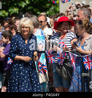 Salisbury, Wiltshire, Royaume-Uni, 22nd juin 2018. Camilla, la duchesse de Cornwall rencontre les gens sur la place du marché. La visite du couple royal a pour but de soutenir la reprise de la ville, où le nombre de visiteurs a chuté et où les entreprises ont souffert après l’attaque des agents neurotoxiques en mars 2018. Banque D'Images