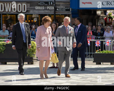 Salisbury, Wiltshire, Royaume-Uni, 22nd juin 2018. S.A.R. le Prince Charles, le Prince de Galles rencontre des dignitaires. La visite du couple royal a pour but de soutenir la reprise de la ville, où le nombre de visiteurs a chuté et où les entreprises ont souffert après l’attaque des agents neurotoxiques en mars 2018. Banque D'Images