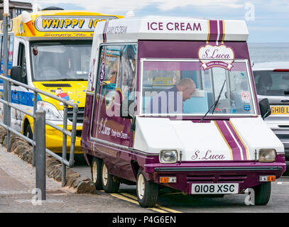 North Berwick, Ecosse, Royaume-Uni, 22 juin 2018. La crème glacée rival cars, Luca ice cream et Mr Whippy, sur le rivage à Milsey Bay à l'été Banque D'Images