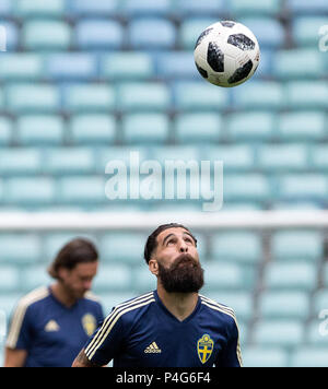 Sochi, Russie. 22 Juin, 2018. Jimmy Durmaz (R) de la Suède participe à une session de formation au cours de la Coupe du Monde FIFA 2018 à Sotchi, Russie, le 22 juin 2018. Crédit : Li Ming/Xinhua/Alamy Live News Banque D'Images