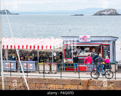 North Berwick, Ecosse, Royaume-Uni, 22 juin 2018. Les gens faisant la queue pour acheter le déjeuner à la Cabane du homard sortie à emporter sur le quai à North Berwick Harbour Banque D'Images