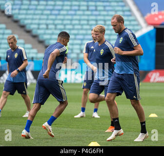 Sochi, Russie. 22 Juin, 2018. Andreas Granqvist (1e R) de la Suède participe à une session de formation au cours de la Coupe du Monde FIFA 2018 à Sotchi, Russie, le 22 juin 2018. Crédit : Li Ming/Xinhua/Alamy Live News Banque D'Images