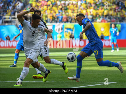 22 juin 2018, Saint Petersburg, Saint Petersburg, Russie ; FIFA Coupe du Monde de Football, le groupe E, le Brésil et le Costa Rica ; Neymar prend Acosta du Costa Rica Banque D'Images