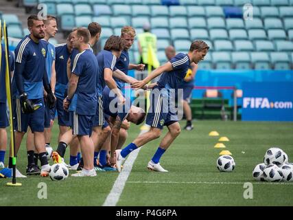 Sochi, Russie. 22 Juin, 2018. Ludwig Augustinsson (1e R) de la Suède participe à une session de formation au cours de la Coupe du Monde FIFA 2018 à Sotchi, Russie, le 22 juin 2018. Crédit : Li Ming/Xinhua/Alamy Live News Banque D'Images