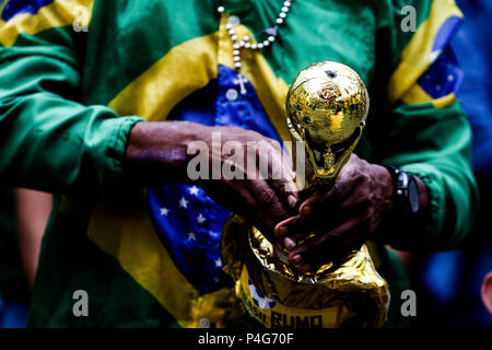 Sao Paulo, Brésil. 22 Juin, 2018. fans vêtus de couleurs nationales qui regarder un grand écran à la Fan Fest arena dans la vallée de l'Anhangabau, vibreur et célébrer la victoire du Brésil sur le Costa Rica dans la Fifa Wolrd Cup 2018 Credit : Dario Oliveira/ZUMA/Alamy Fil Live News Banque D'Images