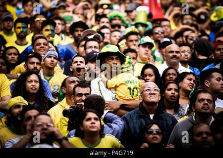 Sao Paulo, Brésil. 22 Juin, 2018. fans vêtus de couleurs nationales qui regarder un grand écran à la Fan Fest arena dans la vallée de l'Anhangabau, vibreur et célébrer la victoire du Brésil sur le Costa Rica dans la Fifa Wolrd Cup 2018 Credit : Dario Oliveira/ZUMA/Alamy Fil Live News Banque D'Images