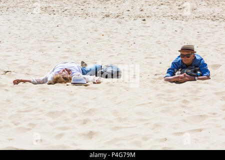 Bournemouth, Dorset, UK. 22 juin 2018. Météo France : belle chaude journée ensoleillée à plages de Bournemouth en tant que visiteurs, chef de la station pour profiter du soleil, comme la prévision est pour les températures d'augmenter. Credit : Carolyn Jenkins/Alamy Live News Banque D'Images