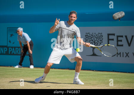 Le Queen's Club, London, UK. 22 Juin, 2018. Jour 5 quart de finale sur le court central avec Adrian Mannarino (FRA) en action contre Novak Djokovic (SRB). Credit : Malcolm Park/Alamy Live News. Banque D'Images