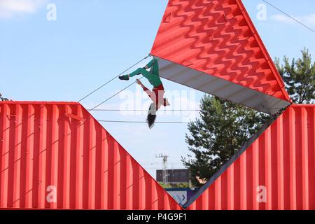 Birmingham, UK. 22 Juin, 2018. Inspiré par l'art ancien du pliage de papier japonais, Origami transforme un conteneur de 40 pieds en une forme de performance du passage de l'espace. La performance, par Satchio Moro et Silvain, Ligue de l'est partie de Birmingham International Dance Festival. Peter Lopeman/ Alamy Live News Banque D'Images