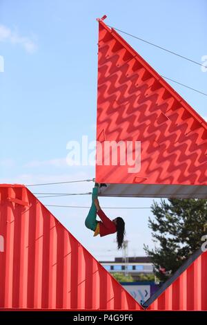 Birmingham, UK. 22 Juin, 2018. Inspiré par l'art ancien du pliage de papier japonais, Origami transforme un conteneur de 40 pieds en une forme de performance du passage de l'espace. La performance, par Satchio Moro et Silvain, Ligue de l'est partie de Birmingham International Dance Festival. Peter Lopeman/ Alamy Live News Banque D'Images