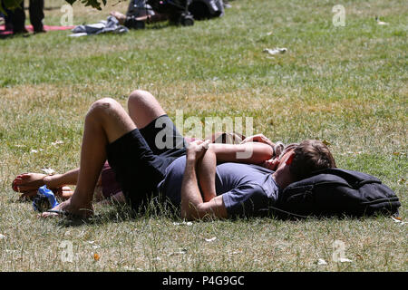 Green Park. Londres. Royaume-uni 22 juin 2018 - Un couple jouit de temps chaud et ensoleillé de Green Park, à Westminster. Une grande partie de l'UK devrait profiter du temps ensoleillé et chaud pendant le week-end avec la température devrait atteindre 25 degrés celsius dans certaines régions du pays. Credit : Dinendra Haria/Alamy Live News Banque D'Images