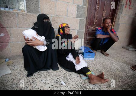 Sanaa, Yémen. 22 Juin, 2018. Les Yéménites déplacés, qui ont fui leurs maisons dans la ville portuaire d'Al Hudaydah, reste après son arrivée à Sanaa les conflits s'intensifier dans les régions de la côte ouest, à Sanaa, Yémen, 22 juin 2018. Credit : Hani Al-Ansi/dpa/Alamy Live News Banque D'Images