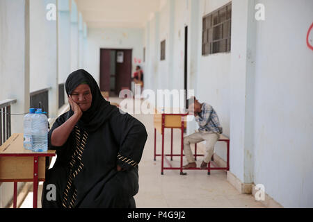 Sanaa, Yémen. 22 Juin, 2018. Une femme yéménite, qui a fui son domicile dans le port de la ville de Al Hudaydah, revient après l'arrivée à l'école, les conflits s'intensifier dans les régions de la côte ouest, à Sanaa, Yémen, 22 juin 2018. Credit : Hani Al-Ansi/dpa/Alamy Live News Banque D'Images