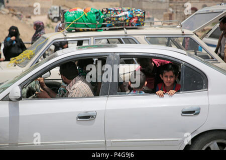 Sanaa, Yémen. 22 Juin, 2018. Les Yéménites déplacés, qui ont fui leurs maisons dans la ville portuaire d'Al Hudaydah, arrivée à Sanaa les conflits s'intensifier dans les régions de la côte ouest, à Sanaa, Yémen, 22 juin 2018. Credit : Hani Al-Ansi/dpa/Alamy Live News Banque D'Images