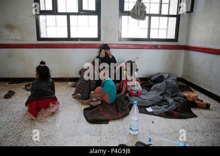 Sanaa, Yémen. 22 Juin, 2018. Les Yéménites déplacés, qui ont fui leurs maisons dans la ville portuaire d'Al Hudaydah, reste après son arrivée à Sanaa les conflits s'intensifier dans les régions de la côte ouest, à Sanaa, Yémen, 22 juin 2018. Credit : Hani Al-Ansi/dpa/Alamy Live News Banque D'Images