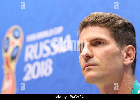 Sochi, Russie. 22 Juin, 2018. Le joueur Mario Gomez participe à une conférence de presse avant la Coupe du Monde 2018 Groupe F match entre l'Allemagne et la Suède à Sotchi, Russie, le 22 juin 2018. Credit : Lu Jinbo/Xinhua/Alamy Live News Banque D'Images