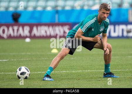 Sochi, Russie. 22 Juin, 2018. Thomas Mueller, de l'Allemagne participe à une session de formation avant la Coupe du Monde 2018 Groupe F match entre l'Allemagne et la Suède à Sotchi, Russie, le 22 juin 2018. Crédit : Li Ming/Xinhua/Alamy Live News Banque D'Images