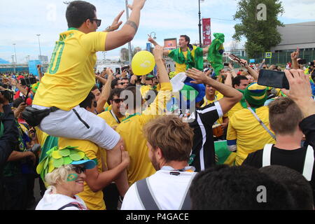 SAINT PETERSBURG, RUSSIE - 22 juin 2018 : Fans du Brésil, montrant toute leur foi dans le football avant le match contre l'équipe de Costa Rica Crédit : Andrey Maslakov/Alamy Live News Banque D'Images