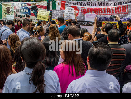 21 juin 2018, Mexico, Mexico City : 'Où sont les enfants ? 1400 Les enfants sans inscription dans l'entourent est écrit sur une banderole lors d'une protestation contre la politique migratoire des États-Unis. La manifestation a lieu devant l'ambassade américaine dans la capitale mexicaine. Le gouvernement américain les enfants séparés issus de l'immigration sans permis et internés séparément. Cela a provoqué des protestations massives au niveau international et aux États-Unis. Le revirement du président américain Donald Trump Politiques des migrations n'a pas été assez loin pour le bureau des droits de l'Organisation des Nations Unies. Photo : Gerardo Vieyra Banque D'Images