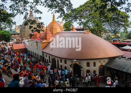 Ambubachi Festival, Guwahati, Assam, Inde - 22 juin 2018. Temple Kamakhya avec le rassemblement de passionnés à l'assemblée annuelle de l'Ambubachi festival à Guwahati, Assam, Inde.Photo : David Talukdar. Crédit : David Talukdar/Alamy Live News Banque D'Images