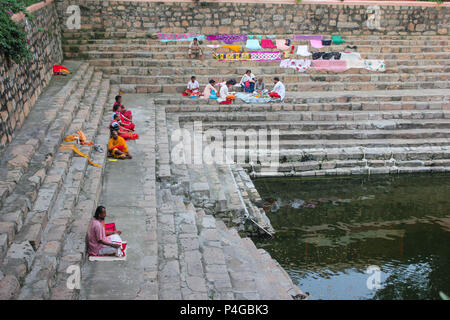 Ambubachi Festival, Guwahati, Assam, Inde - 22 juin 2018. Les dévots hindous lecture écriture religieuse au cours de l'assemblée annuelle du festival dans Ambubachi temple Kamakhya à Guwahati, Assam, Inde.Photo : David Talukdar. Crédit : David Talukdar/Alamy Live News Banque D'Images