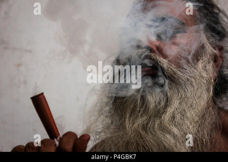 Festival annuel de Ambubachi, Guwahati, Assam, Inde - 22 juin 2018. Un Indien Hindu Sadhu Naga fumer de la marijuana au cours de l'assemblée annuelle en Ambubachi temple Kamakhya festival à Guwahati, Assam, Inde. Photo : David Talukdar. Crédit : David Talukdar/Alamy Live News Banque D'Images