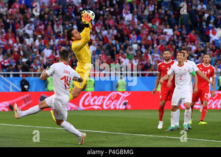 Kaliningrad, Russie. 22 Juin, 2018. Gardien de la Serbie, Vladimir Stojkovic (2L) défend pendant la Coupe du Monde 2018 Groupe E match entre la Suisse et la Serbie dans la région de Kaliningrad, Russie, le 22 juin 2018. Crédit : Chen Cheng/Xinhua/Alamy Live News Banque D'Images