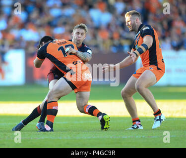 Castleford, UK. Vendredi 22 juin 2018 , Mend-A-Jungle flexible Stadium, Angleterre ; Betfred Super League, Castleford Tigers v Wigan Warriors ; Sam Powell de Wigan Warriors est abordé par Matt Cook de Castleford Tigers Credit : Nouvelles Images /Alamy Live News Banque D'Images