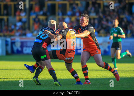 Castleford, UK. Vendredi 22 juin 2018 , Mend-A-Jungle flexible Stadium, Angleterre ; Betfred Super League, Castleford Tigers v Wigan Warriors ; Gabriel Hamlin de Wigan Warriors abordés par Jake Webster de Castleford Tigers Credit : Nouvelles Images /Alamy Live News Banque D'Images