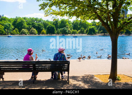 Londres, Angleterre. 22 juin 2018. Deux dames déguster une glace dans Hyde Park. Ce beau temps est dit de continuer pour les prochains jours. ©Tim Ring/Alamy Live News Banque D'Images