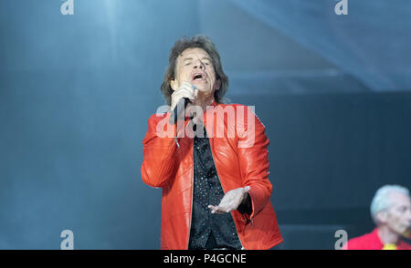 Berlin, Allemagne. 22 Juin, 2018. Mick Jagger chante dans le concert des Rolling Stones dans le stade olympique. Crédit : Paul Zinken/dpa/Alamy Live News Banque D'Images