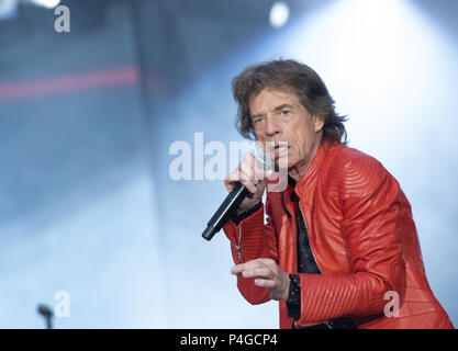 Berlin, Allemagne. 22 Juin, 2018. Mick Jagger chante dans le concert des Rolling Stones dans le stade olympique. Crédit : Paul Zinken/dpa/Alamy Live News Banque D'Images