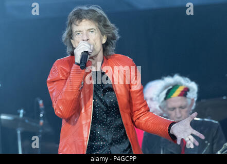 Berlin, Allemagne. 22 Juin, 2018. Mick Jagger chante dans le concert des Rolling Stones dans le stade olympique. Crédit : Paul Zinken/dpa/Alamy Live News Banque D'Images