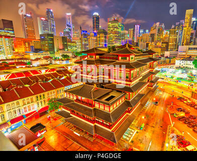 Buddha Tooth Relic Temple de Singapour à partir de la vue aérienne, en Asie du sud-est. Temple bouddhiste spectaculaires dans le district de Chinatown avec business district skyline sur fond de nuit. Banque D'Images